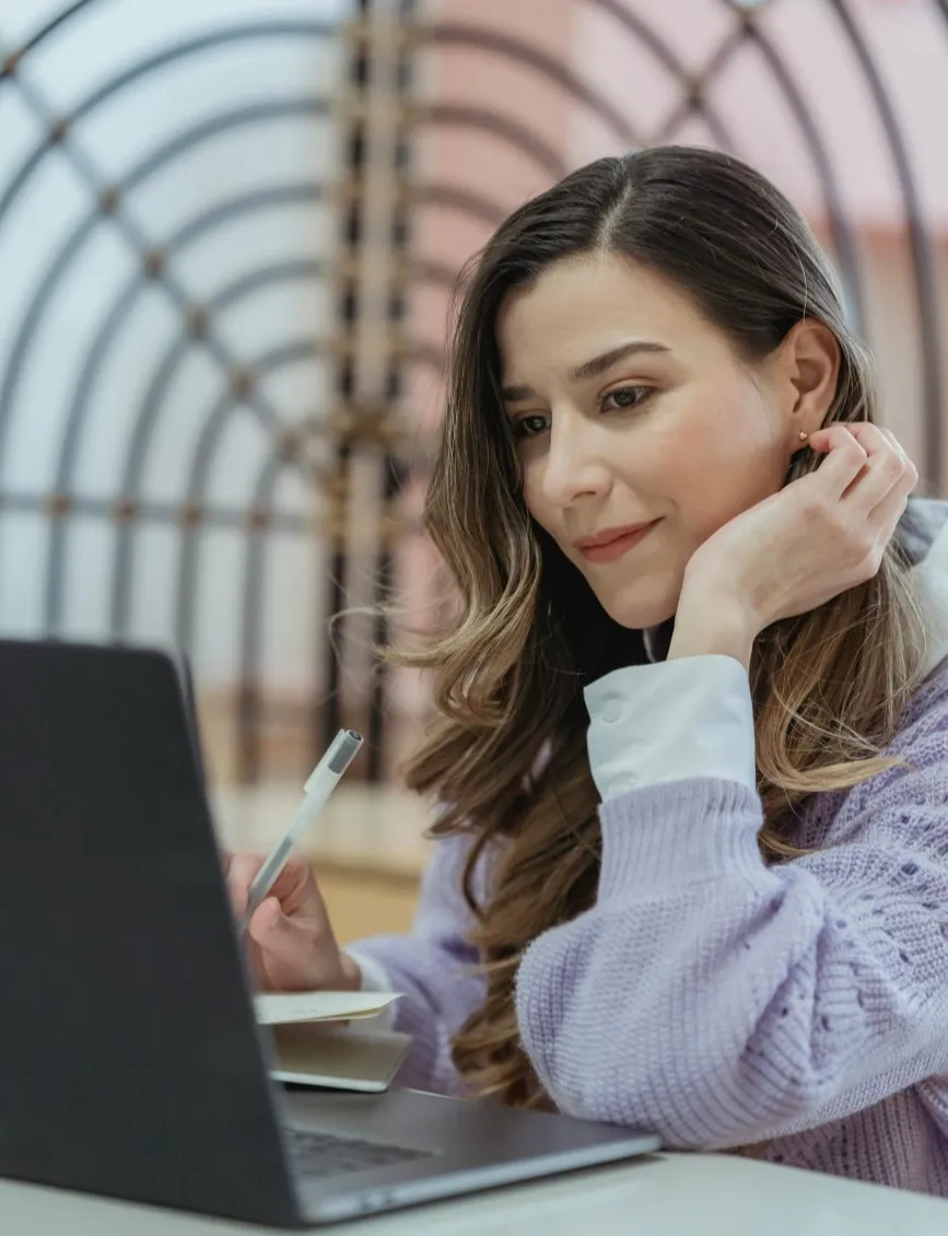 Joven mujer frente a la laptop alumna de una licenciatura en línea